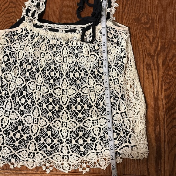 Karen Kane Textured cream crochet overlay on black tank Top w/ bow square neck L - Picture 6 of 8